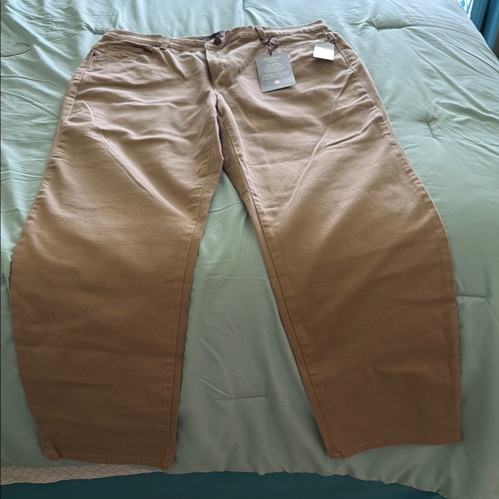 Woman’s tapered Pants in Tan